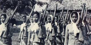 Check spelling or type a new query. 10 Peralatan Perang Yang Digunakan Pahlawan Indonesia Untuk Melawan Penajajah Jalantikus