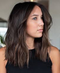 I capelli color cioccolato corrispondono a un castano scuro con riflessi più chiari. Balayage Cioccolato Su Capelli Scuri Super Naturali Archzine It