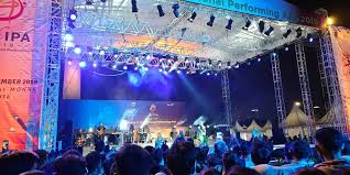 Pertunjukan musik merupakan suatu penyajian fenomena bunyi yang disajikan dalam bentuk musik yang berkualitas untuk dapat didengar dan f. Pertunjukan Musik Pengertian Dan Bentuk Penyajian Musik Halaman All Kompas Com