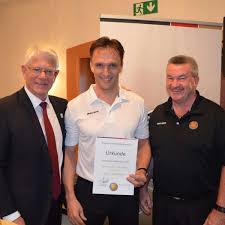 Große Ehre: Daniel Piechaczek ist Deutschlands Eishockey-Schiedsrichter der  Saison 2015/16