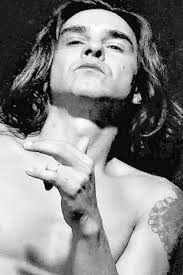 André Gonçalves estrela peça musical em que mescla polêmicas pessoais com  ficção