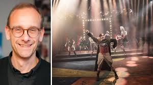 Inte klädsamt att teaterchefen gnäller om pengar i det här läget”