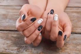 Schwarze matte und glanzpresse auf nagel mit gold und textur etsy. Nagellack In Matt Optik Lifehack Im Video Brigitte De