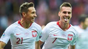Op verzoek van de spelers van het op een eindtoernooi debuterende land waren voor het ek nieuwe shirts ontworpen. Polen Verzekert Zich Van Ek Wales Stelt Kroatisch Feestje Nog Even Uit Nos