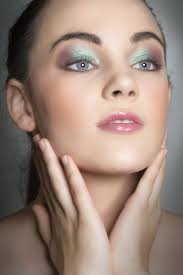 Agence offrant des services de maquillage de tous genre.