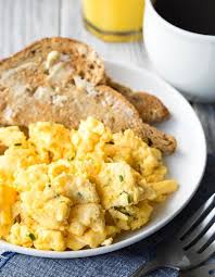 Comment Preparer Des œufs Brouilles Parfaits Elle A Table Recette Oeuf Recette Oeufs Brouilles Oeufs Brouilles Au Fromage