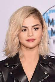 Selena marie gomez)‏ (مواليد 22 يوليو 1992) هي مغنية وممثلة ومنتجة أمريكية، وهي المولودة الوحيدة لأب من أصل مكسيكي وأم من أصل إيطالي. Ø³ÙŠÙ„ÙŠÙ†Ø§ ØºÙˆÙ…ÙŠØ² ÙÙŠ Ù„ÙˆÙƒ Ø¬Ø¯ÙŠØ¯ Ellearabia