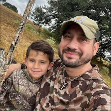 🍂 Fall Country Fest 🍂 Devine Acres Farm is an absolute must for an  amazing fall fest! 🎃 Family-Friendly attractions span over 40-acres.  You'll immediately need to grab some of their amazing