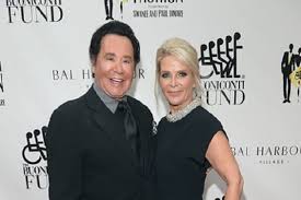 He is also well known to have undergone plastic surgery to enhance his looks. Wayne Newton Und Sein Vermogen Alter Plastische Chirurgie Ehefrau Tochter Ist Er Schwul