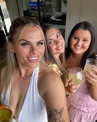 Molly Simpson's Instagram, Twitter & Facebook