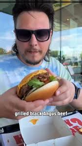 De @burgerking_nl heeft weer een nieuwe heerlijke burger voor als je een  champ bent die gek is op champignons. 😎 De champ 'n' cheese! Wanneer ga  jij hem halen? 🔥 #burgerkingnl #burger #grillmasters ...