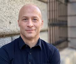 AUTHOR INSIGHT — WRITER WITH A TWIST