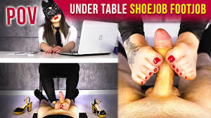 ボールバスティングPOVを備えたテーブルの下での足コキと靴コキ |時代