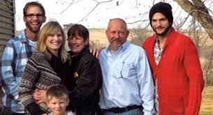 Ooma renovó su estrategia de ventas y marketing con un nuevo equipo para verano de 2008, reemplazando a ashton kutcher como su director creativo. Ashton Kutcher Family Siblings Parents Children Wife