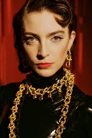 Fishbach : "Avant, je refusais d'être belle, d'être femme. Aujourd'hui, au  contraire, j'embrasse ma féminité."