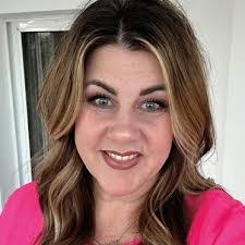 Alisa Hall's Instagram, Twitter & Facebook