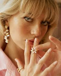 Jasmine ring with white mother-of-pearl