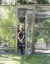 10 Ideas To Get The Groovy L A Look From A Top Garden Designer Gardenista Enclosed Garden Structures Urban Garden Design Garden Design