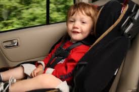 Also um auto zu fahren? Kindersitz In Welchem Alter Bis Wann Verkehrssicherheit 2021