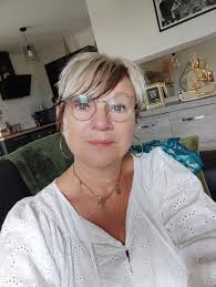 Short hair compliments over other styles