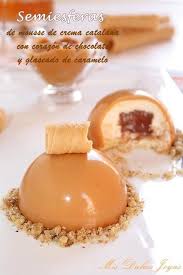 Semiesferas De Mousse De Crema Catalana Con Corazon De Chocolate Y Glaseado De Caramelo Paperblog Glaseado De Caramelo Corazones De Chocolate Dulces