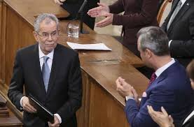 Alexander van der bellen alksand fan d bln born 18 january 1944 is an austrian politician and economist who is the 12th federal state presiden. Der Sohn Des Bundesprasidenten Van Der Bellen Junior Lebt Am Bodensee Seine Grosse Freiheit Baden Wurttemberg Stuttgarter Zeitung