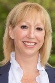 Jennifer Lovett's Instagram, Twitter & Facebook