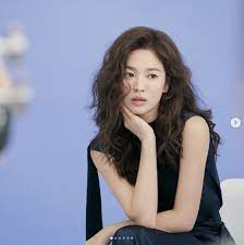 Song hye kyo is a popular south korean actress. Song Hye Kyo Looks Gorgeous In Sb Attire Her Rumored Beau More On Song Joong Ki S Project Entertainment