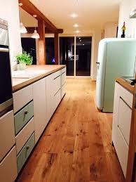 Auf ihr wird geschnitten, gegessen, gekocht, gearbeitet und bei manch einer party sogar getanzt. Kuche Weiss Matt Lackiert Mit Eiche Arbeitsplatte Contemporary Kitchen Munich By Lineacorpi