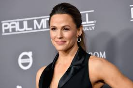 Before she reached super stardom, she was a child of humble beginnings. Jennifer Garner S Youthful Skincare Diet And Workout Routine At 47