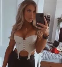 I have listened to this so many times and can't understand her. in other love island news, fans were left cringeing when hugo hammond was seemingly pied off by chloe when he went in for a kiss, only to. Im Inneren Von Love Island 2021 Star Chloe Burrows Luxuriosem Haus In Oxfordshire Komplett Mit Einem Kamin Germanic Nachrichten