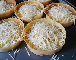 Terang bulan ini sering disebut dengan sebutan martabak manis. Ini Resep Terang Bulan Mini Yang Bisa Anda Jadikan Peluang Bisnis