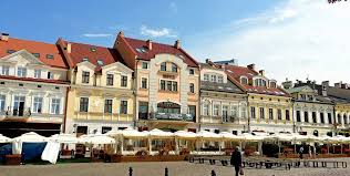 Rynek to serce rzeszowskiej starówki, stanowi centralny punkt zabudowy staromiejskiej rzeszowa od której zaczyna się zwiedzanie miasta. Rzeszow Rynek Na Starym Miescie Strona Polnocna Mapio Net