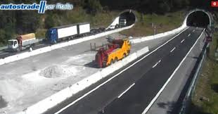 Lunghe code dopo lo schianto di questa mattina Ancora Un Incidente In A14 Coinvolti Tre Camion Da Meta Giugno Stop Ai Cantieri In Autostrada Riviera Oggi