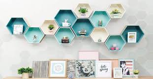 Nah, untuk menyulap kamar menjadi lebih berwarna dan lebih inspiratif, tak perlu melulu merogoh kocek untuk membeli pernak pernik karena bisa dibuat sendiri. Hiasan Dinding Ruang Tamu Dari Barang Bekas Desain Rumah Minimalis 2019