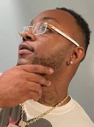 A warrant was issued months ago for Malik Bennett's arrest, but the murder  suspect remains at large. Read more: https://bit.ly/3pzbkFm