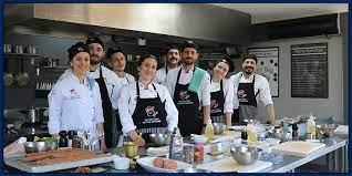 Yüzlerce başvuru arasından şef akademi finalisti olan on beş yarışmacı, öykü serter'in. Profesyonel Ascilik Kurslari Golden Chef Mutfak Akademisi