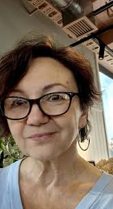 Hi everyone, I'm Leeanne 👋 I'm excited to be here and connect with you  all. A little about me: I help people work through the subconscious  patterns and beliefs that can quietly