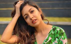 El actor, de 33 años, se dejó ver con rostro hinchado, labios voluminosos y quijada amplia que desató todo tipo de sospechas entre los internautas. Ishita Dutta Poses For 2021 Quarantine Calendar Shoot