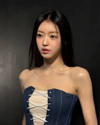 유아, 푹 파인 쇄골+직각어깨…청순한 얼굴에 반전몸매 [DA☆] : 네이트 연예