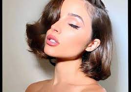 The short to medium length hair can be cut in the wavy bob style to get a modern look. 25 Examples Of Side Swept Bangs To Show Your Stylist