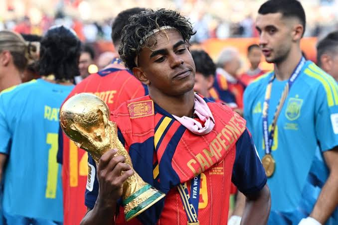 Lamine Yamal đi vào lịch sử, gây xúc động khi ôm Messi sau chiến thắng | Báo Dân trí