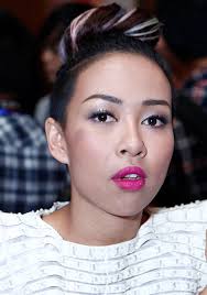 Vừa bị cướp, Thảo Trang vẫn tươi rói bên bạn trai Tây