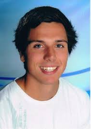 Junger Skicrosser am Sprung zur Spitze