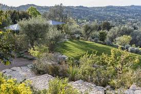 7 Idees Pour Creer Un Jardin Mediterraneen Contemporain Jardin Mediterraneen Jardins Beaux Jardins