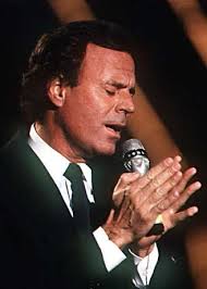 Julio iglesias might be one of the biggest selling artists in the world, having sold more than 300 million records worldwide, in 14 languages, over the course of more than 80 albums. Schnulzengott Julio Iglesias Examen 33 Jahre Nach Dem Studienabbruch Der Spiegel
