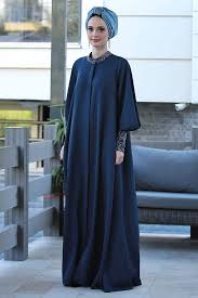 Tesettur Abiye Elbise Tunik Modelleri Nilufer Kamacioglu Zincir Nakisli Lacivert Ferace Elbise Uzun Elbise Moda Stilleri