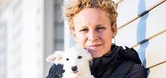 Sara Turetta, chi è la scrittrice ospite a Da noi a ruota libera?/ "Ecco  come ho salvato 45mila cani"