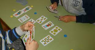 Se juega con un mazo de cuarenta cartas españolas. Juego De Cartas Veinte Veinte Aprendiendo Matematicas