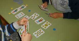 Los juegos de cartas constituyen uno de esos juegos de mesa ideales para pasar una tarde en familia o con la pandilla de amigos, tanto en casa como al aire los niños pueden jugar con la clásica baraja española, con la baraja de póker y también con esas barajas de cartas infantiles pensadas para los. Juego De Cartas Veinte Veinte Aprendiendo Matematicas